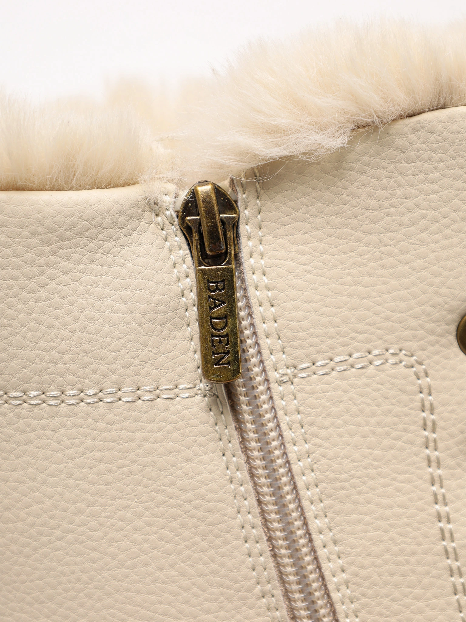 Ботинки бежевого цвета на средней рельефной подошве